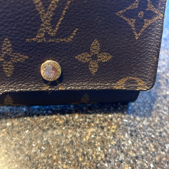 Louis Vuitton key case. EUC - Picture 5 of 8